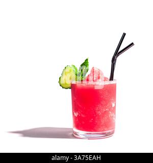 Wassermelonen-Slushie oder Granita-Cocktail mit Minze- und Gurkenscheibe isoliert auf weißem Hintergrund, Designelement. Erfrischendes kaltes, im Sommer rasiertes Eis b Stockfoto