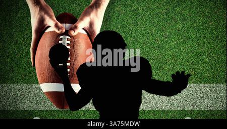Bild von goldenem Konfetti über der Silhouette eines american Football-Spielers und Händen, die Fußball halten Stockfoto