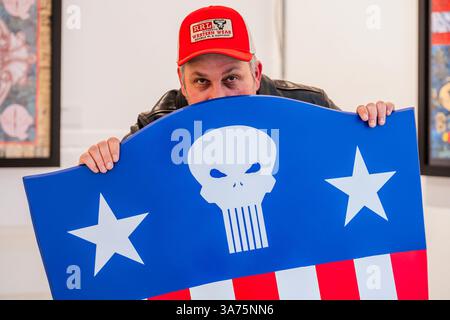 London, Großbritannien. März 2025. SIC SEMPER TYRANNIS, 2024 - Rebirth of a Nation: Ben Turnbull X Candidate Q, eine neue Ausstellung des Angry Pop-Künstlers Ben Turnbull (mit seiner Arbeit) in der Truman Brewery, vom 28. März bis 5. April. Er verwendet Vintage-Comics, Spielzeug und andere gefundene Objekte, um Gespräche über die amerikanische Politik zu provozieren und Korruption, den Aufstieg des Faschismus, den gesellschaftlichen Zusammenbruch, die MAGA-Politik und die Capitol-Unruhen zu untersuchen. Er wird von Verschwörungsthrillern wie The Parallax View und The Mandschurian Candidate beeinflusst. Guy Bell/Alamy Live News Stockfoto