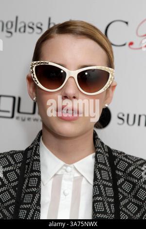 18. Oktober 2012 - New York, New York, USA - Luxottica und die CFDA starten die 3. Annual Design Series für Vogue Eyewear und präsentieren die limitierten Emma-Rahmen, entworfen von Nanette Lepore. Der Sunglass Hut Flagship Store, NYC. Oktober 2012.Fotos von , Photos Inc 2012.EMMA ROBERTS(Kreditbild: © Sonia Moskowitz/Globe photos/ZUMAPRESS.com) Stockfoto