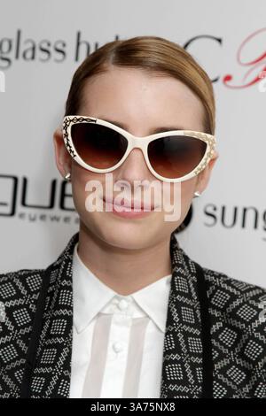 18. Oktober 2012 - New York, New York, USA - Luxottica und die CFDA starten die 3. Annual Design Series für Vogue Eyewear und präsentieren die limitierten Emma-Rahmen, entworfen von Nanette Lepore. Der Sunglass Hut Flagship Store, NYC. Oktober 2012.Fotos von , Photos Inc 2012.EMMA ROBERTS(Kreditbild: © Sonia Moskowitz/Globe photos/ZUMAPRESS.com) Stockfoto