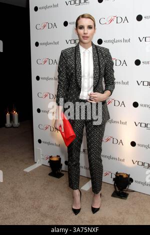 18. Oktober 2012 - New York, New York, USA - Luxottica und die CFDA starten die 3. Annual Design Series für Vogue Eyewear und präsentieren die limitierten Emma-Rahmen, entworfen von Nanette Lepore. Der Sunglass Hut Flagship Store, NYC. Oktober 2012.Fotos von , Photos Inc 2012.EMMA ROBERTS(Kreditbild: © Sonia Moskowitz/Globe photos/ZUMAPRESS.com) Stockfoto