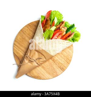 Tortilla Wrap Hühnchen Sandwich mit Gemüse auf Holzplatte isoliert auf weißem Hintergrund. Frische Shawarma-Verpackung. Stockfoto