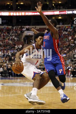10. Dezember 2012 - Philadelphia, PA, USA - Nick Young von Philadelphia 76ers fährt am Montag, 10. Dezember 2012, in Philadelphia, Pennsylvania in Rodney Stuckey der Detroit Pistons. (Kreditbild: © Yong Kim/MCT/ZUMAPRESS.com) Stockfoto
