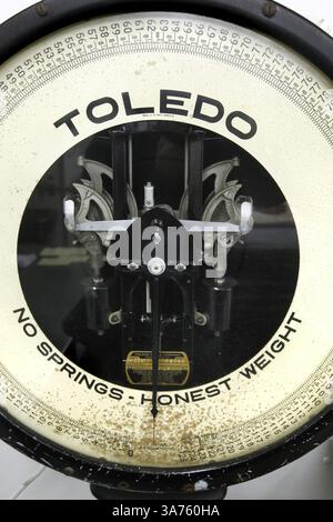 24. Oktober 2012 - Garden City, Kansas, USA - die familiengeführte Ehresman Packing Company befindet sich in Garden City, Kansas. Eine antike Toledo-Waage befindet sich noch immer in einem der Arbeitsbereiche. (Kreditbild: © Keith Myers/MCT/ZUMAPRESS.com) Stockfoto