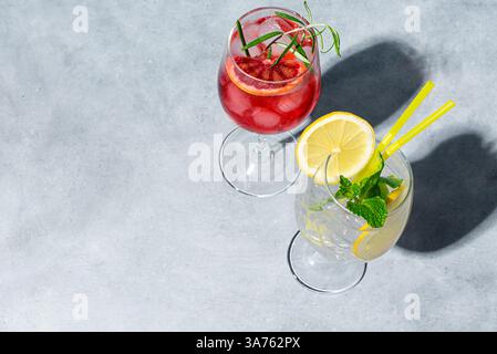 Cocktails Im Sommer. Weißweinspritz mit Zitrone und Minze, Red Berry Sangria mit blutigen Orangenfrüchten, Sommer-Cocktails. Hugo Stockfoto