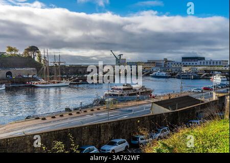 An einem sonnigen Herbsttag bietet sich ein Blick vom Tanguy auf das Meer entlang des Penfield River in Brest, Frankreich Stockfoto