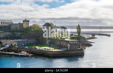 Blick vom Garten der Entdecker auf das Meer in Brest, Frankreich an einem sonnigen Herbsttag Stockfoto