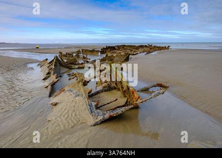Wrack des Schützenadlers, das bei der Evakuierung von Dunkirk während des 2. Weltkriegs zerstört wurde, sichtbar bei Ebbe am Strand von Dunkirk Stockfoto