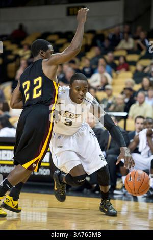 12. Dezember 2012: UCF Knights Guard Isaiah Sykes (3) dribbelt von BCU Wildcats Guard Ricky Johnson (22) während der NCAA-Basketballspiel-Action zwischen den Bethune Cookman Wildcats und den Central Florida Knights. Die UCF besiegte die BCU 72-62 in der UCF Arena in Orlando, FL. (Bild: © Romeo Guzman/Cal Sport Media/ZUMAPRESS.com) Stockfoto