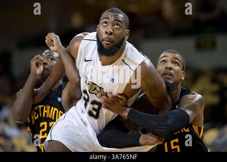 12. Dezember 2012: Der BCU Wildcats Guard Ricky Johnson (22) und der BCU Wildcats Forward Marc Mack (15) versuchen, die UCF Knights Forward Keith Clanton (33) während der NCAA-Basketballspiel-Action zwischen den Bethune Cookman Wildcats und den Central Florida Knights zu verdunkeln. Die UCF besiegte die BCU 72-62 in der UCF Arena in Orlando, FL. (Bild: © Romeo Guzman/Cal Sport Media/ZUMAPRESS.com) Stockfoto