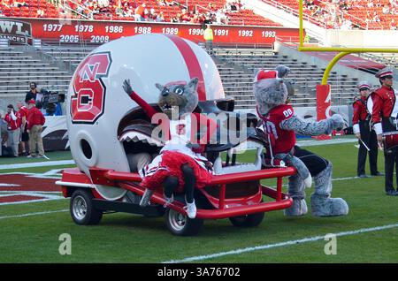 November 2012: Raleigh, North Carolina, USA – North Carolina State Wolfpack während des heutigen Spiels. NC State besiegt Wake Forest 37-6 im Carter-Finley Stadium in Raleigh, North Carolina. (Bild: © Anthony Barham/ZUMAPRESS.com) Stockfoto