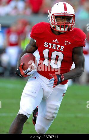 10. November 2012: Raleigh, North Carolina, USA – North Carolina State Wolfpack, der Shadrach Thornton (10) während des heutigen Spiels zurückläuft. NC State besiegt Wake Forest 37-6 im Carter-Finley Stadium in Raleigh, North Carolina. (Bild: © Anthony Barham/ZUMAPRESS.com) Stockfoto
