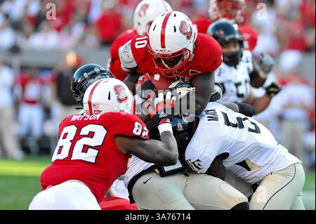 10. November 2012: Raleigh, North Carolina, USA – North Carolina State Wolfpack Running Back Shadrach Thornton (10) lässt den Ball während des heutigen Spiels in der Mitte aufsteigen. NC State besiegt Wake Forest 37-6 im Carter-Finley Stadium in Raleigh, North Carolina. (Bild: © Anthony Barham/ZUMAPRESS.com) Stockfoto