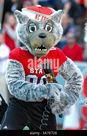 November 2012: Raleigh, North Carolina, USA – North Carolina State Wolfpack Maskottchen während des heutigen Spiels. NC State besiegt Wake Forest 37-6 im Carter-Finley Stadium in Raleigh, North Carolina. (Bild: © Anthony Barham/ZUMAPRESS.com) Stockfoto