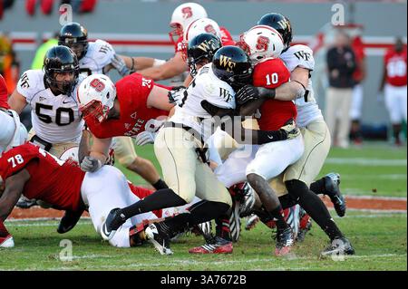 10. November 2012: Raleigh, North Carolina, USA – North Carolina State Wolfpack Running Back Shadrach Thornton (10) hat sich während des heutigen Spiels hart in der Mitte geschlagen. NC State besiegt Wake Forest 37-6 im Carter-Finley Stadium in Raleigh, North Carolina. (Bild: © Anthony Barham/ZUMAPRESS.com) Stockfoto