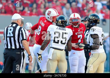 10. November 2012: Raleigh, North Carolina, USA - Captain trifft sich zum Münzwurf während des heutigen Spiels. NC State besiegt Wake Forest 37-6 im Carter-Finley Stadium in Raleigh, North Carolina. (Bild: © Anthony Barham/ZUMAPRESS.com) Stockfoto