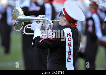 10. November 2012: Raleigh, North Carolina, USA – die North Carolina State Wolfpack Band tritt vor dem heutigen Spiel auf. NC State besiegt Wake Forest 37-6 im Carter-Finley Stadium in Raleigh, North Carolina. (Bild: © Anthony Barham/ZUMAPRESS.com) Stockfoto