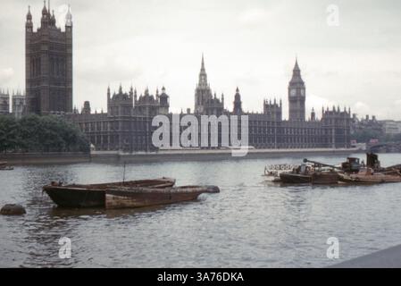 Die Houses of Parliament und Big Ben stehen majestätisch entlang der Themse in diesem Originalfoto aus den 1960er Jahren, das auf einem 35-mm-Diafilm aufgenommen wurde. Stockfoto