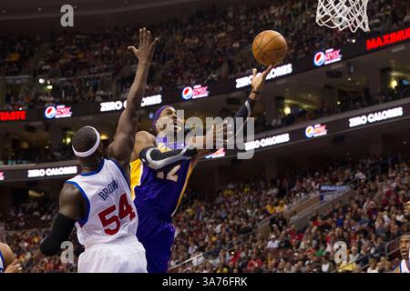 16. Dezember 2012: Das Los Angeles Lakers Center Dwight Howard (12) setzt den Schuss ab, als er 54 im NBA-Spiel zwischen den Los Angeles Lakers und den Philadelphia 76ers im Wells Fargo Center in Philadelphia, Pennsylvania, am Philadelphia 76ers-Center vorbeikommt. (Bild: © Chris Szagola/Cal Sport Media/ZUMAPRESS.com) Stockfoto