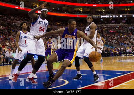 16. Dezember 2012: Die Los Angeles Lakers Small Forward Metta World Peace (15) versucht, die Kontrolle über den Ball zurückzugewinnen, wobei 76 Kwame Brown (54) und Thaddeus Young (21) im Wells Fargo Center in Philadelphia, Pennsylvania, während des NBA-Spiels zwischen den Los Angeles Lakers und den Philadelphia 76ers die Kontrolle über den Ball zurückverfolgen. Die Los Angeles Lakers besiegten die Philadelphia 76ers, 111-98.(Bild: © Chris Szagola/Cal Sport Media/ZUMAPRESS.com) Stockfoto