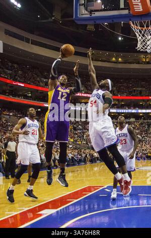 16. Dezember 2012: Das Zentrum der Los Angeles Lakers Dwight Howard (12) setzt den Schuss ab, als der Philadelphia 76ers-Center Kwame Brown (54) im Wells Fargo Center in Philadelphia, Pennsylvania, den kleinen Stürmer Thaddeus Young (21) und der Schützer Jason Richardson (23) während des NBA-Spiels zwischen den Los Angeles Lakers und den Philadelphia 76ers im Wells Fargo Center in Philadelphia, Pennsylvania, anschauen. Die Los Angeles Lakers besiegten die Philadelphia 76ers, 111-98.(Bild: © Chris Szagola/Cal Sport Media/ZUMAPRESS.com) Stockfoto