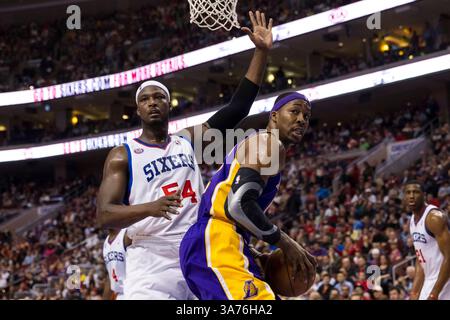 16. Dezember 2012: Das Los Angeles Lakers Center Dwight Howard (12) und das Philadelphia 76ers Center Kwame Brown (54) blicken zurück, um zu sehen, wer das Foul während des NBA-Spiels zwischen den Los Angeles Lakers und den Philadelphia 76ers im Wells Fargo Center in Philadelphia, Pennsylvania, angerufen werden sollte. Die Los Angeles Lakers besiegten die Philadelphia 76ers, 111-98.(Bild: © Chris Szagola/Cal Sport Media/ZUMAPRESS.com) Stockfoto