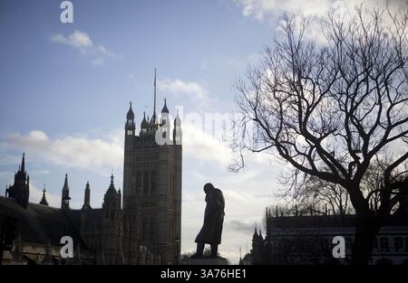16. Dezember 2012 - London, England, Vereinigtes Königreich - die Statue von Winston Churchill ist vor den Houses of Parliament und Westminster Abbey im Zentrum Londons zu sehen. (Kreditbild: © Matej Divizna/ZUMAPRESS.com) Stockfoto