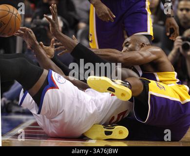 16. Dezember 2012 – Philadelphia, PA, USA – Kobe Bryant der Los Angeles Lakers kämpft am Sonntag, 16. Dezember 2012, im Wells Fargo Center in Philadelphia, Pennsylvania, mit Kwame Brown der Philadelphia 76ers um den Ball. (Kreditbild: © Ron Cortes/MCT/ZUMAPRESS.com) Stockfoto