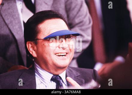 DATEIFOTO - Daniel Inouye, ein dekorierter Kriegsheld, der später der zweitlängste Senator in der Geschichte der USA und der höchste asiatisch-amerikanische Politiker als Senatspräsident Pro Tempore wurde, starb am 17. Dezember 2012 in Washington. Er war 88. BILD: 19. Mai 1987 – Washington, District of Columbia, USA – Senator DANIEL INOUYE, mit Visier über der Brille, diskutiert Iran-Contra am 19. Mai 1987. (Bild: © Bert V. Goulait/The Washington Times/ZUMAPRESS.com) Stockfoto