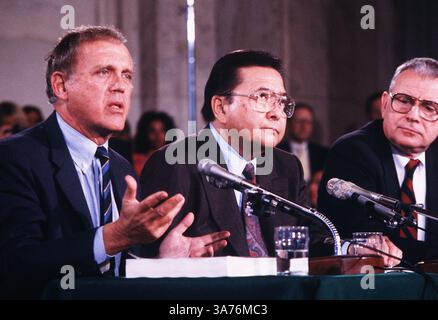DATEIFOTO - Daniel Inouye, ein dekorierter Kriegsheld, der später der zweitlängste Senator in der Geschichte der USA und der höchste asiatisch-amerikanische Politiker als Senatspräsident Pro Tempore wurde, starb am 17. Dezember 2012 in Washington. Er war 88. IM BILD: 18. November 1987 – Washington, District of Columbia, USA – Senator DANIEL INOUYE (C), diskutiert Iran-Contra am 18. November 1987. (Bild: © Bert V. Goulait/The Washington Times/ZUMAPRESS.com) Stockfoto
