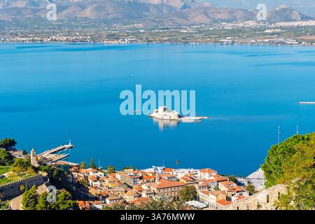 Blick von der antiken Festung Palamidi über dem Ägäischen Meer und der Stadt Nafplio mit der Burg Bourtzi im blauen Wasser der Bucht Stockfoto