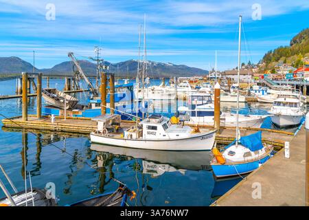Fischerboote im kleinen Hafen und Hafen der kleinen historischen Stadt Ketchikan, Alaska, entlang der Inside Passage des Nordwestens der USA. Stockfoto