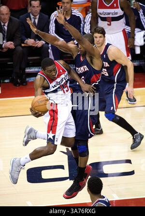 18. Dezember 2012 – Washington, District of Columbia, USA – Washington Wizards Schießwächter JORDAN CRAWFORD, links, ist gezwungen, das Atlanta Hawks Center AL HORFORD während der Überstunden ihres Spiels im Verizon Center zu passieren. Crawford hatte ein Dreifach-Doppel bei der Niederlage der Wizards 95-100. (Bild: © Harry E. Walker/MCT/ZUMAPRESS.com) Stockfoto