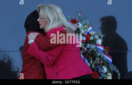 Februar 2003 - Kennedy Space Center, FL, USA - Sandra Anderson, links, Witwe, des Astronauten Michael P. Anderson und Evelyn Ehemann-Thompson, Witwe von Commander Rick Ehemann, umarmen sich in einer Schweigeminute während einer Zeremonie am Freitag, 1. Februar 2013 im Kennedy Space Center Space Mirror Memorial in Florida, um die Crew des Space Shuttle Columbia, STS-107 zu ehren, zum 10. Jahrestag der Katastrophe in Columbia. (Kreditbild: © Red Huber/MCT/ZUMAPRESS.com) Stockfoto