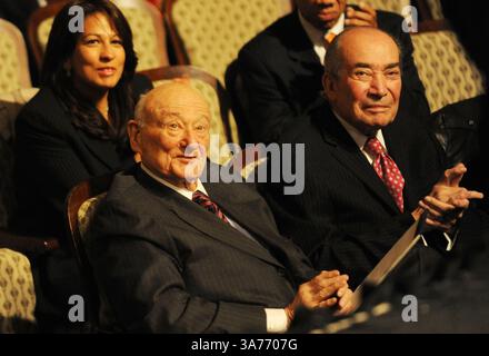 AKTE - Ed Koch, der von 1978 bis 1989 Bürgermeister von New York und Veteran des Zweiten Weltkriegs war, ist im Alter von 88 Jahren gestorben, so ein Sprecher, der von US-Medien zitiert wurde. FOTO: 13. Oktober 2009 - Manhattan, New York, USA - der ehemalige Bürgermeister ED KOCH steht heute Abend im El Museo del Barrio im spanischen Harlem vor Ort als Amtsinhaber Michael Bloomberg und Demokrat City Comptroller William Thompson Jr. in der ersten von zwei Bürgermeisterdebatten. (Kreditbild: © Bryan Smith/ZUMA Press) Stockfoto