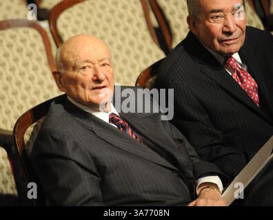 AKTE - Ed Koch, der von 1978 bis 1989 Bürgermeister von New York und Veteran des Zweiten Weltkriegs war, ist im Alter von 88 Jahren gestorben, so ein Sprecher, der von US-Medien zitiert wurde. FOTO: 13. Oktober 2009 - Manhattan, New York, USA - der ehemalige Bürgermeister ED KOCH steht heute Abend im El Museo del Barrio im spanischen Harlem vor Ort als Amtsinhaber Michael Bloomberg und Demokrat City Comptroller William Thompson Jr. in der ersten von zwei Bürgermeisterdebatten. (Kreditbild: © Bryan Smith/ZUMA Press) Stockfoto