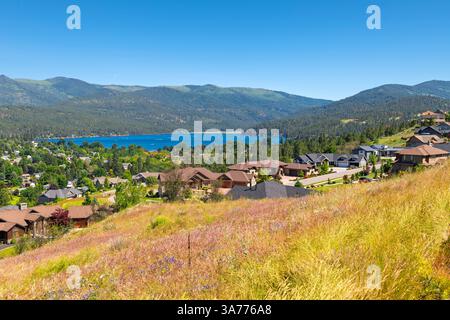 Blick auf Liberty Lake aus einem luxuriösen Viertel am Hang in der Vorstadt Liberty Lake, Washington, einem Vorort der Region Greater Spokane. Stockfoto