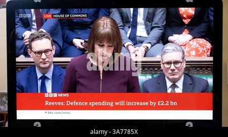 "Reeves: Die Verteidigungsausgaben werden um 2,2 Mrd. GBP steigen." Rachel Reeves Kanzlerin der Exchequer Labour-Regierung präsentiert Frühjahrserklärung im Unterhaus 26. März 2025 London England Großbritannien Stockfoto