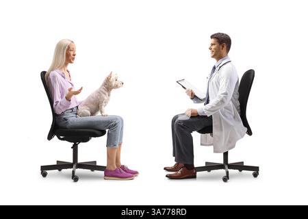 Frau mit einem Hund, der auf einem Stuhl sitzt und mit einem männlichen Arzt spricht, isoliert auf weißem Hintergrund Stockfoto