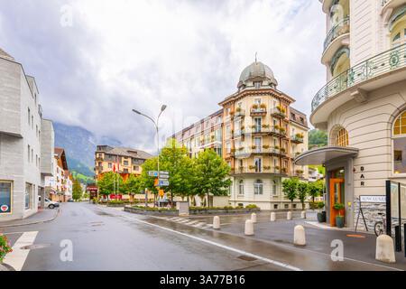 Eine malerische Straße mit farbenfrohen Schweizer Gebäuden mit Hotels und Cafés im Kurort Engelberg, Schweiz, am Fuße des Titlis, Alpen. Stockfoto