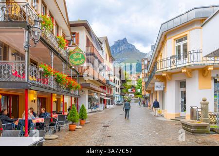 Eine malerische Straße mit farbenfrohen Schweizer Gebäuden mit Hotels und Cafés im Kurort Engelberg, Schweiz, am Fuße des Titlis, Alpen. Stockfoto
