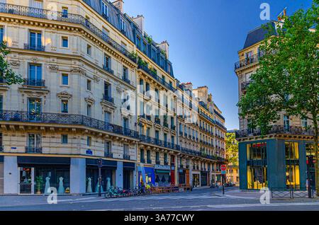 Pariser Stadtstraße im historischen Viertel Le Marais, Apartment-Gebäude mit traditioneller Pariser Architektur mit typischer Fassade, Balkonen und Eisenfenstern Stockfoto