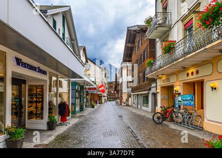 Eine malerische Straße mit farbenfrohen Schweizer Gebäuden mit Hotels und Cafés im Kurort Engelberg, Schweiz, am Fuße des Titlis, Alpen. Stockfoto