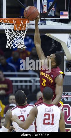14. März 2013 – Kansas City, MO, USA – der Stürmer Melvin Ejim (3) aus dem Bundesstaat Iowa lässt den Ball beim Eintauchen stecken, als der Stürmer der Oklahoma Sooners Romero Osby (24) und der Garant/Stürmer Cameron Clark (21) im Viertelfinale des Basketballturniers der Big 12 Männer im Sprint Center am Donnerstag, 14. März 2013 in Kansas City, Missouri. (Bild: © Shane Keyser/MCT/ZUMAPRESS.com) Stockfoto