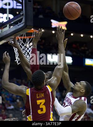 14. März 2013 – Kansas City, MO, USA – der Stürmer Melvin Ejim aus Iowa State verteidigt den Ball, als der Stürmer von Oklahoma Sooners Romero Osby (24) im Viertelfinale des Basketballturniers Big 12 im Sprint Center am Donnerstag, den 14. März 2013 in Kansas City den Ball schießt. Missouri. (Bild: © Shane Keyser/MCT/ZUMAPRESS.com) Stockfoto