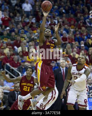 14. März 2013 – Kansas City, MO, USA – der Stürmer Melvin Ejim (3) aus dem Bundesstaat Iowa bricht von dem Stürmer Romero Osby (24) ab, um im Viertelfinale des Basketballturniers Big 12 im Sprint Center am Donnerstag, den 14. März 2013 in Kansas City, Missouri die Startpunkte zu erzielen. Iowa State schlug Oklahoma 73–66. (Bild: © Shane Keyser/MCT/ZUMAPRESS.com) Stockfoto