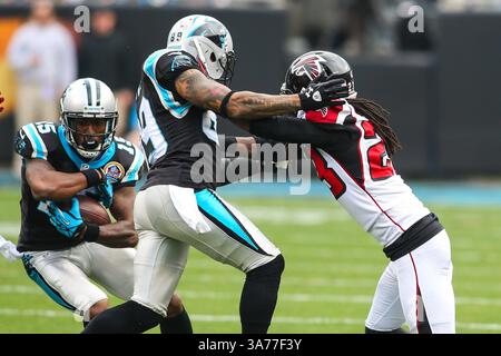 Dezember 2012 - Charlotte, North Carolina, USA JOE ADAMS (15) und STEVE SMITH (89) und Atlanta Falcons Defensivverteidiger DUNTA ROBINSON (23) während des NFL-Spiels zwischen den Carolina Panthers und den Atlanta Falcons im Bank of America Stadium. Die Carolina Panthers besiegten die Atlanta Falcons mit 30:20. (Bild: © Andy Martin Jr./ZUMAPRESS.com) Stockfoto