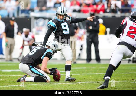 Dezember 2012 - Charlotte, North Carolina, USA S - Carolina Panthers Kicker GRAHAM GANO (9) und Carolina Panthers Punter BRAD NORTMAN (8) während des NFL-Spiels zwischen den Carolina Panthers und den Atlanta Falcons im Bank of America Stadium. Die Carolina Panthers besiegten die Atlanta Falcons mit 30:20. (Bild: © Andy Martin Jr./ZUMAPRESS.com) Stockfoto