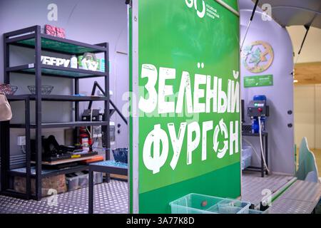 Helles, modernes Innenleben der Recyclingstation mit organisierten Regalen und einem leuchtend grünen Branding, das Nachhaltigkeit und Umweltbewusstsein weckt Stockfoto